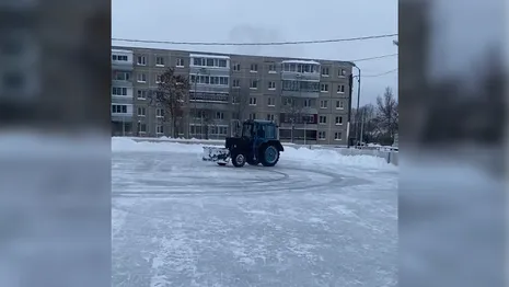 «Форсаж» среди сугробов. Во Владимире тракторист устроил дрифт во время уборки снега