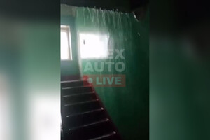Во Владимирской области подъезд одного из домов превратился в водопад