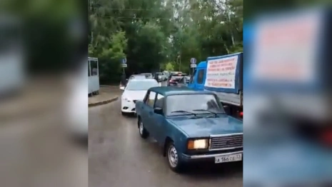 Жители Владимира возмутились пробками во дворах из-за перекрытия двух улиц в Добром