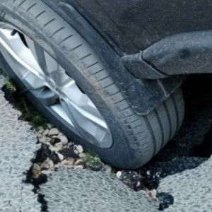 Во Владимире на Октябрьском проспекте провалился асфальт