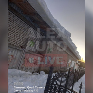 В Александрове около школы повисла снежная глыба