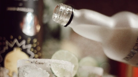 Врачи рассказали об опасности согревания алкоголем в мороз