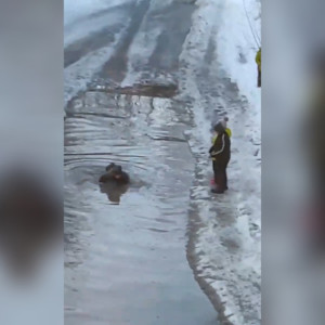 Во Владимире дети устроили бассейн в огромной луже