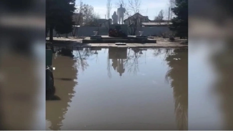 Чиновники и дорожники обвинили друг друга в потопе у «Скорбящей матери» в Покрове