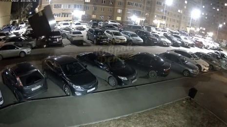 В Коврове ураган повалил мусорную площадку на припаркованные машины