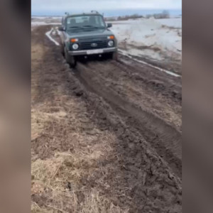 В селе под Юрьев-Польским женщина с ребенком попала в грязевой плен