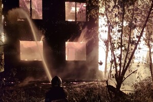 В Струнино мощный пожар охватил заброшенный дом