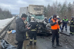 Во Владимире на Южном объезде фургон влетел под фуру