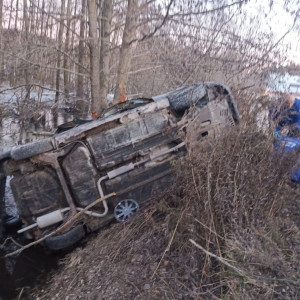 Спасатели вызволили пострадавшего водителя из машины после ДТП в Камешковском районе