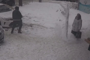 Во Владимире огромная сосулька едва не убила пенсионерку