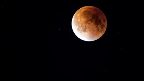Владимирцы показали на фото и видео огненно-красное Суперлуние-2022