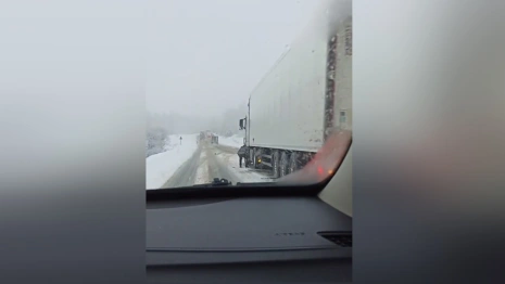 Во Владимирской области фуры застряли на загородной трассе