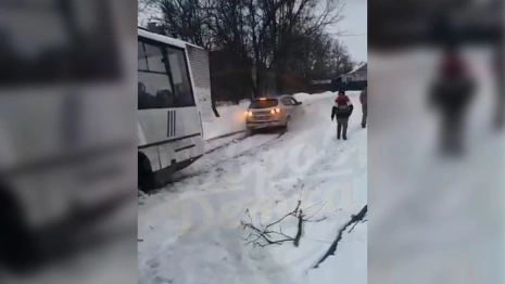 Во Владимирской области водитель вытащил автобус из снежного плена