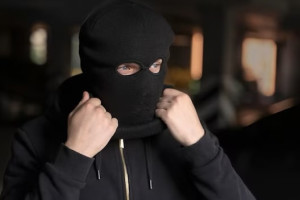 В Петушках одного из участников ОПГ осудили на 9 лет за ограбление мебельной фабрики