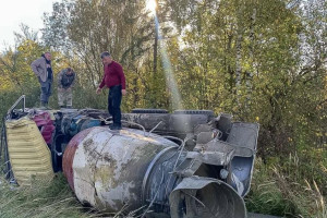 На М-7 в Камешковском районе перевернулась бетономешалка