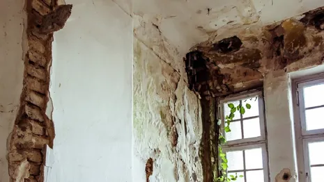 В Гусь-Хрустальном жители «мальцовской казармы» испугались обрушения потолка и стен
