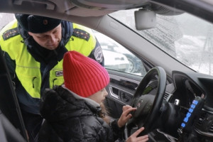 Во Владимире полицейский исполнил новогоднее желание девочки