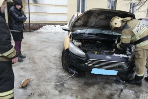 Во Владимире бригада спасателей отправилась тушить горящую машину