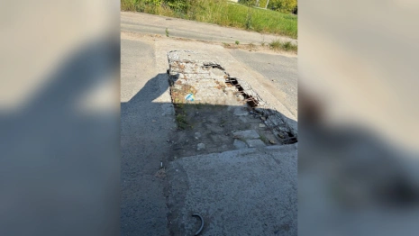 В Коврове посередине дороги обвалился асфальт