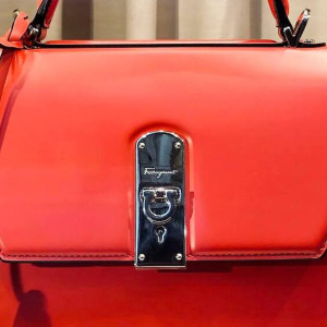 Жительница Владимира потеряла в Испании сумку с золотом и 9 тыс. долларами