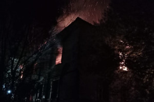 В Струнино спасатели 7,5 часов тушили пожар в расселенном доме