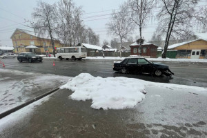 В Коврове перебегавшая на «красный» женщина попала под машину