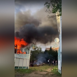 В центре Александрова загорелся частный дом