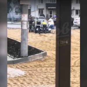 Во Владимирской области сотрудники ДПС вытолкали увязшую в песке машину