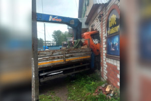 Манипулятор протаранил стену кафе после ДТП в деревне под Петушками