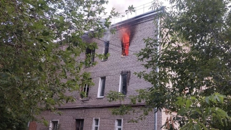 При пожаре в трехэтажном доме в Александрове погиб человек
