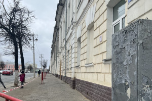 В прославившейся падением штукатурки владимирской школе №1 начинается ремонт