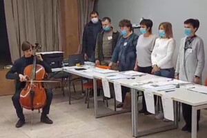 Во Владимирской области на избирательном участке гимн России исполнил виолончелист