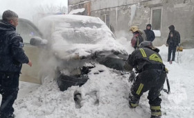 В одном из дворов Владимира загорелся микроавтобус
