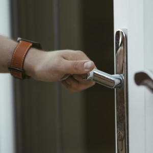 В Коврове спасатели вызволили застрявшую в квартире женщину