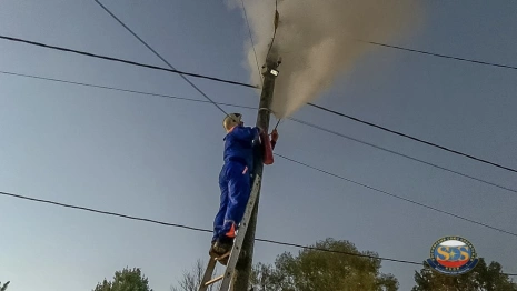 В деревне под Камешково загорелся электросчетчик на столбе