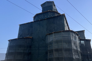 «Вы че натворили?». Мэр Владимира высказался об обтянутых зеленой сеткой Золотых воротах