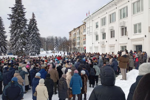 Более 700 человек вышли на акцию по сохранению роддома в Кольчугино