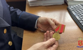 Во Владимире полицейские вернули внуку ветерана похищенную медаль деда