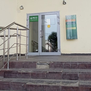 В Юрьев-Польском забыли отремонтировать крыльцо здания с гостиницей для беженцев