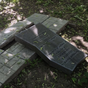 Во Владимире в Курсантском сквере бетонная плита упала на ребенка