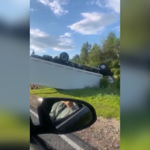 Во Владимирской области фура перевернулась после столкновения с легковушкой