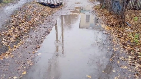 Жители Юрьев-Польского пожаловались на огромную лужу на тротуаре у больницы