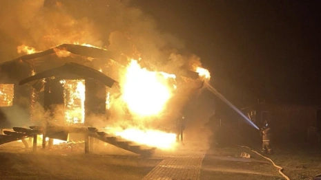 В Александровском районе мощный пожар охватил дачу в коттеджном поселке