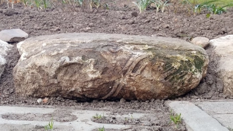 Под Владимиром из артефакта 12 века сделали бордюр для клумбы