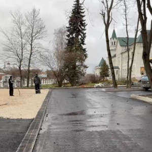 Во Владимире начали укладывать второй слой асфальта на парковке у «Красного креста»