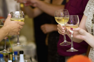 Владимирцам рекомендовали заменить алкоголь на новогоднем столе соками и чаем