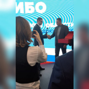 Владимирскому губернатору на выставке «Россия» подарили розу из снарядов