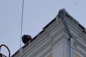 Во Владимире провели рейд по очистке крыш от сосулек и снега