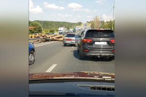 На Пекинке во Владимире перевернулся лесовоз
