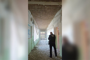 Следком начал проверку после падения штукатурки на ребенка в школе Лакинска